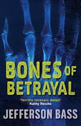 Bones of Betrayal par Bill Bass