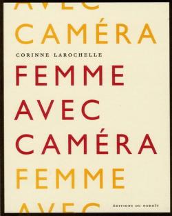 Femme avec camra par Corinne Larochelle