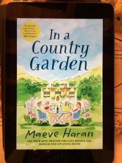 In a country garden par Maeve Haran