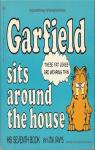Garfield sits around the house. par Davis