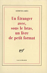 Un étranger avec, sous le bras, un livre de petit format par Jabès